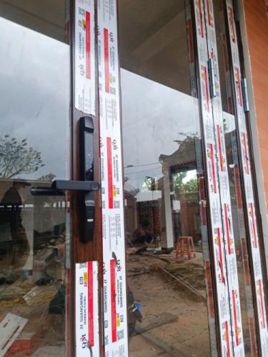 BÀN GIAO CÔNG TRÌNH KHÓA CỬA NHÔM THÔNG MINH SIKER KTS 150 MÀU ĐEN  CỬA VÂN GỖ TẠI QUẬN BÌNH TÂN