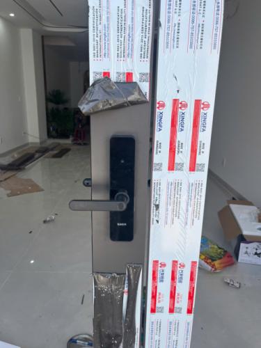 Bàn Giao Công Trình Lắp Đặt Khóa Điện Tử Siker KTS 100 Màu Đen Tại Quận 7 Cho Cửa Nhôm Xingfa
