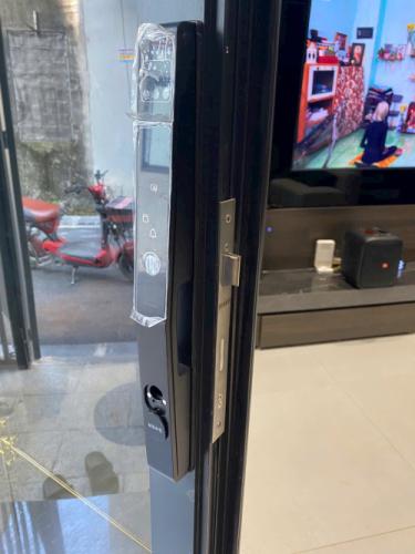 Bàn Giao Công Trình Lắp Đặt Khóa Điện Tử Siker KTS 142.3D Cho Cửa Nhôm Xingfa