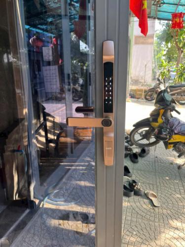 Bàn Giao Công Trình Lắp Đặt Khóa Điện Tử Siker KTS 150BR Tại Quận 5 Cho Cửa Nhôm Xingfa