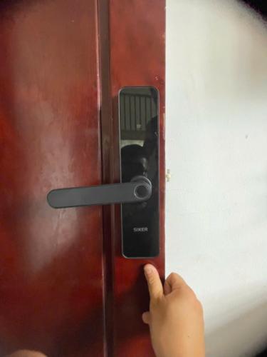 Bàn Giao Khóa Thông Minh Siker KTS 100 Màu Đen Cao Cấp Cho Cửa Gỗ Tại Quận Tân Bình