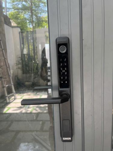 Bàn Giao Khoá Thông Minh Siker KTS 150 Cho Cửa Nhôm Xingfa Hệ 55 Lắp Đặt Tại Quận 7
